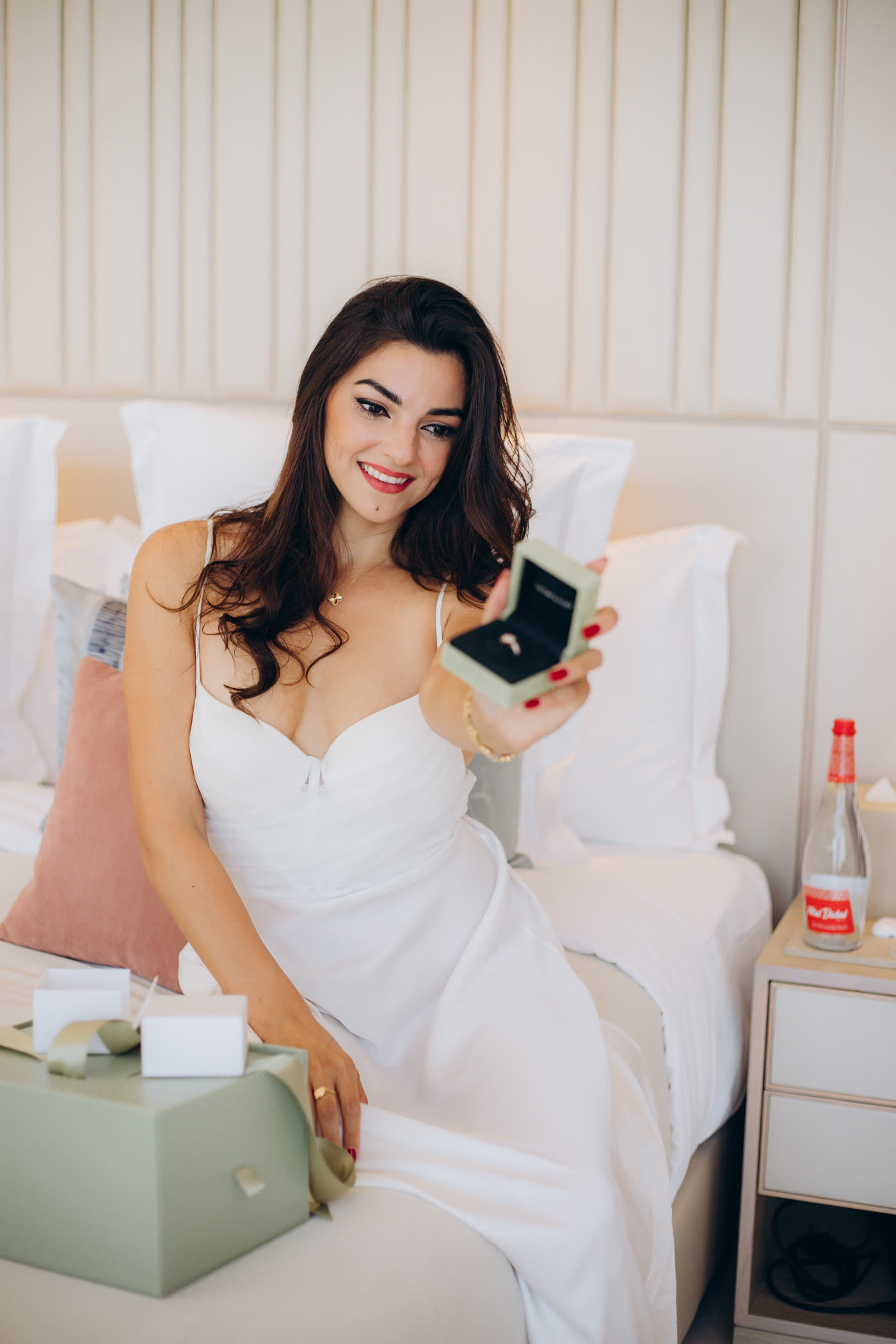 Flo sonriendo en la cama